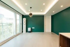 딥그린과 자연광이 어우러진 미니멀 거실